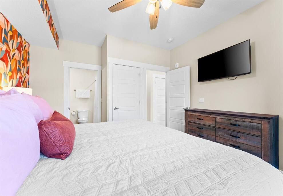 Lakeside Splendor: 9br, Hot Tub, Arcade, Views! Holiday home *