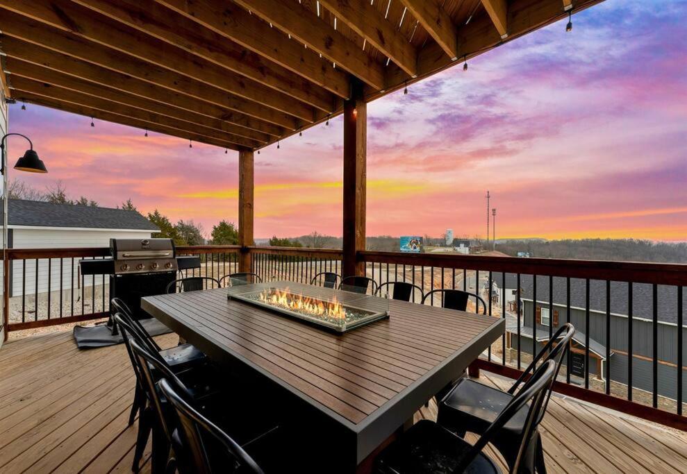 Holiday home Lakeside Splendor: 9br, Hot Tub, Arcade, Views!