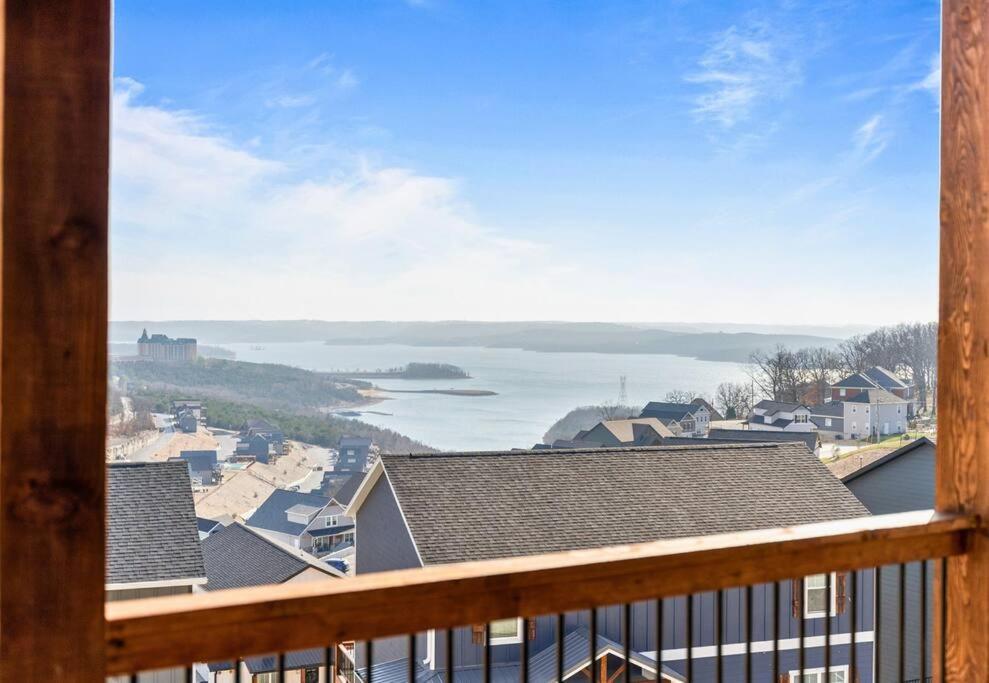 Lakeside Splendor: 9br, Hot Tub, Arcade, Views! Holiday home