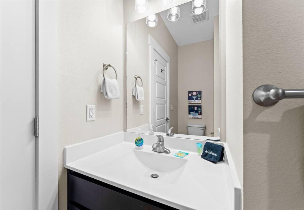 Lakeside Splendor: 9br, Hot Tub, Arcade, Views! *