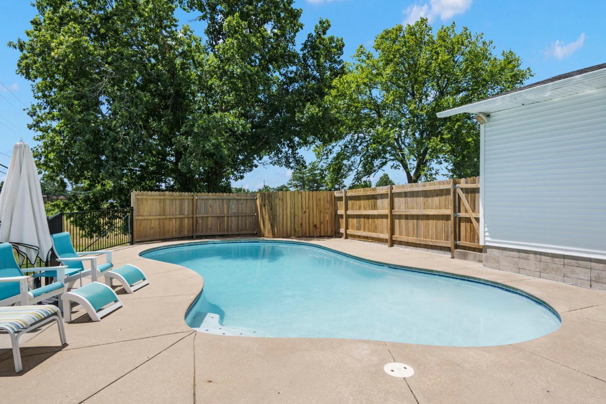 Bee Creek Poolside Holiday home *