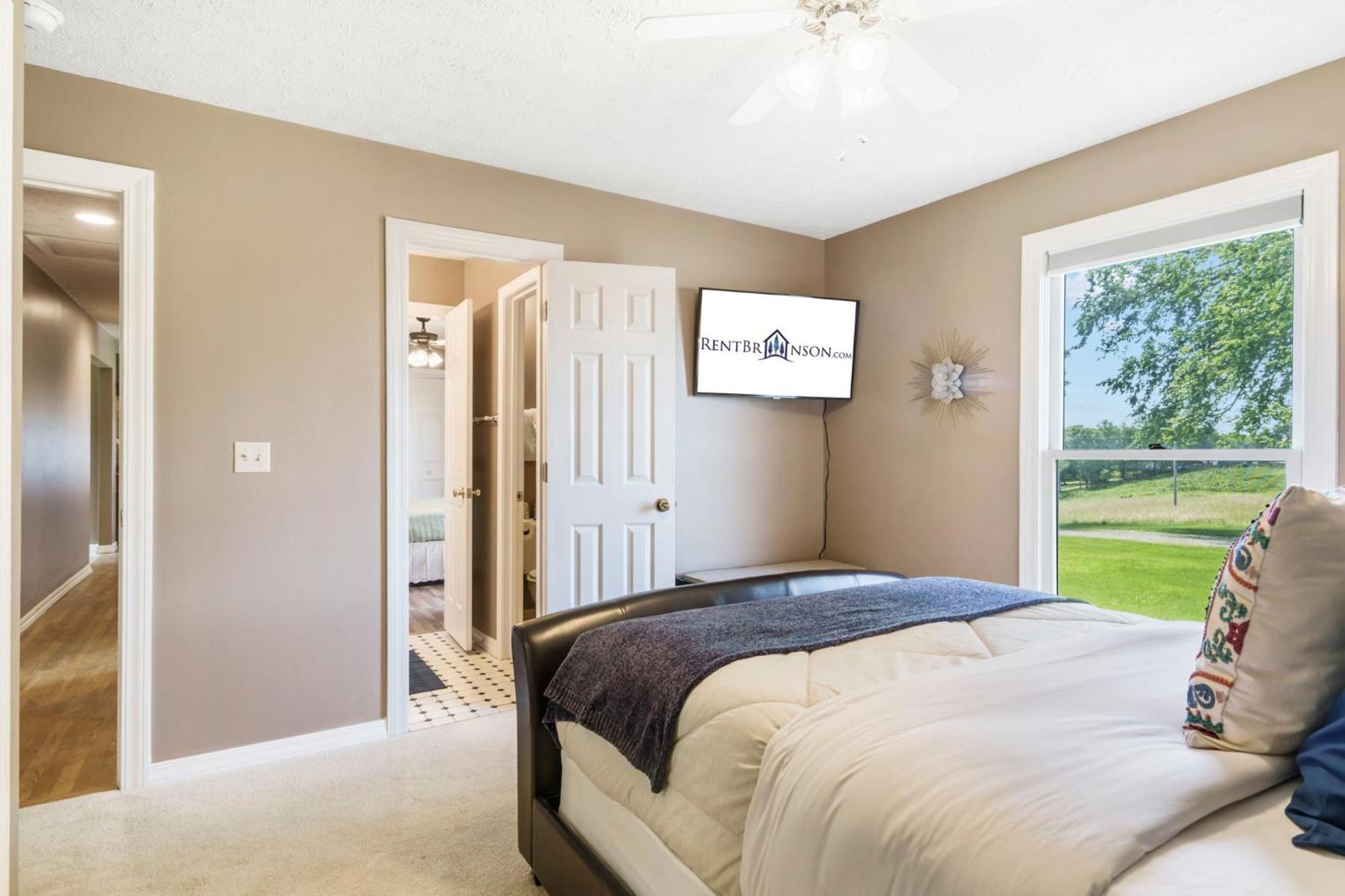 Bee Creek Poolside Holiday home