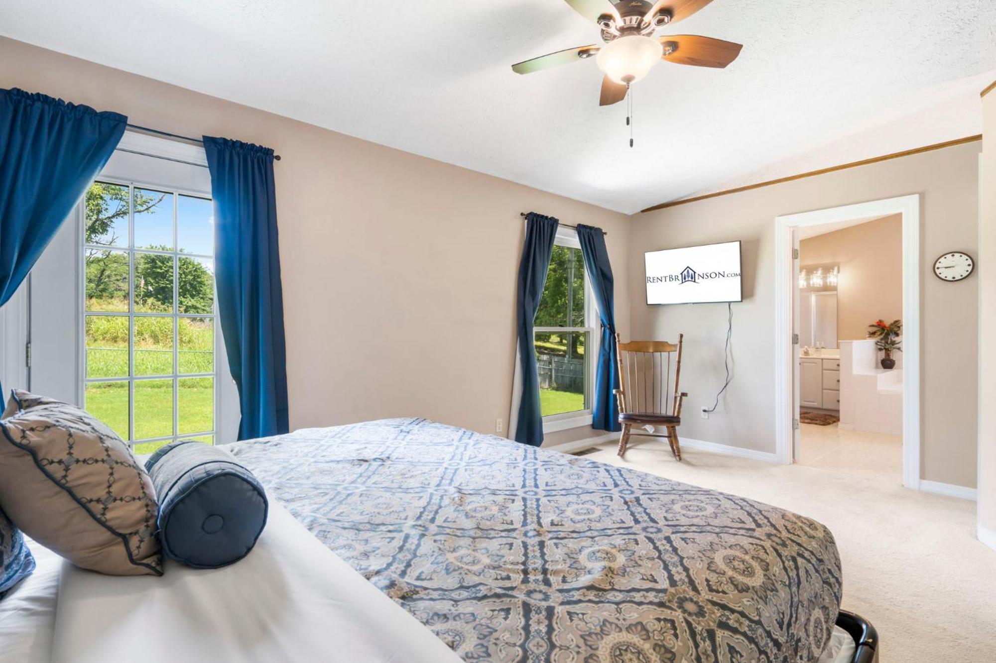 Bee Creek Poolside Holiday home *