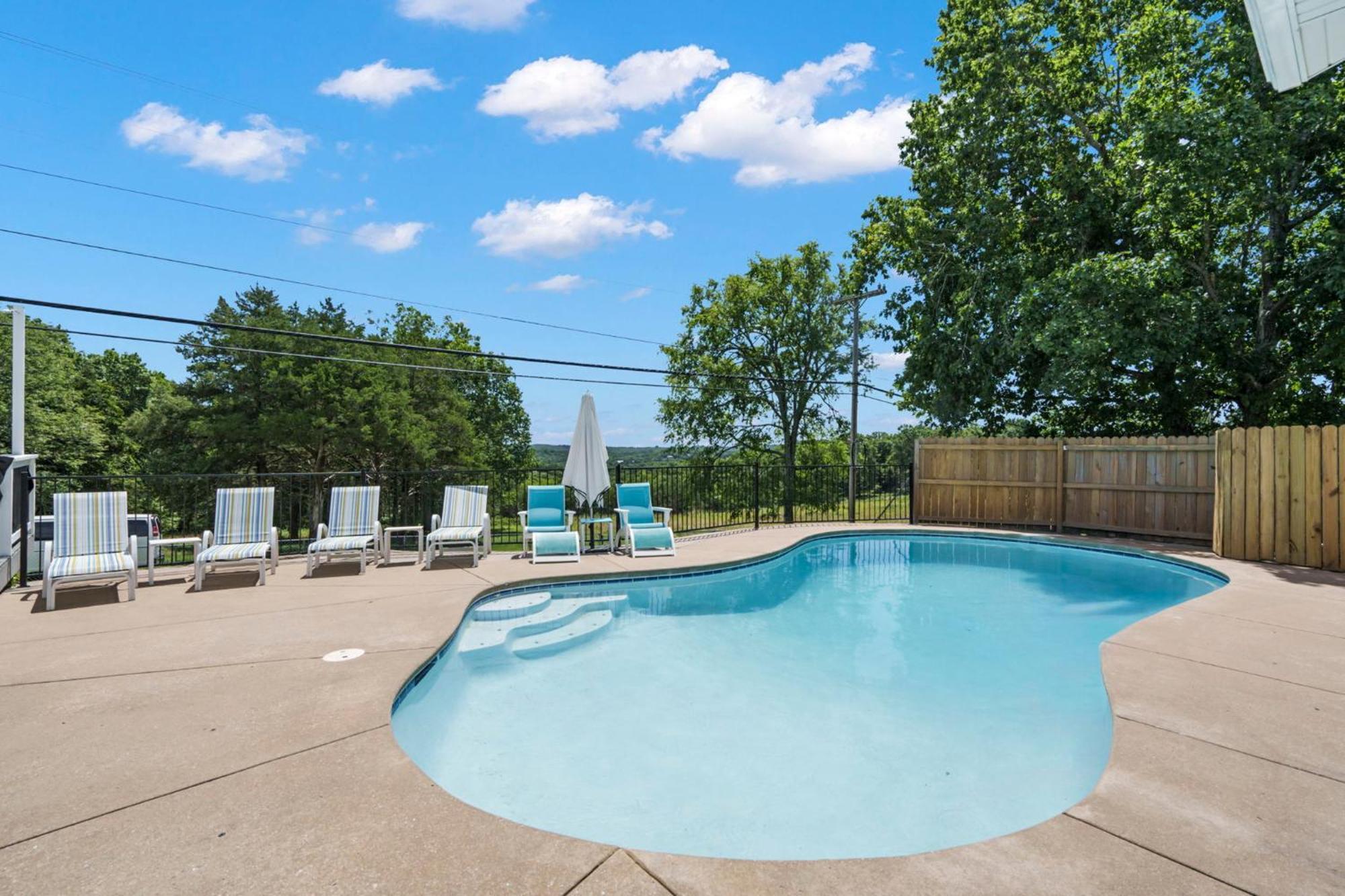Bee Creek Poolside * Branson