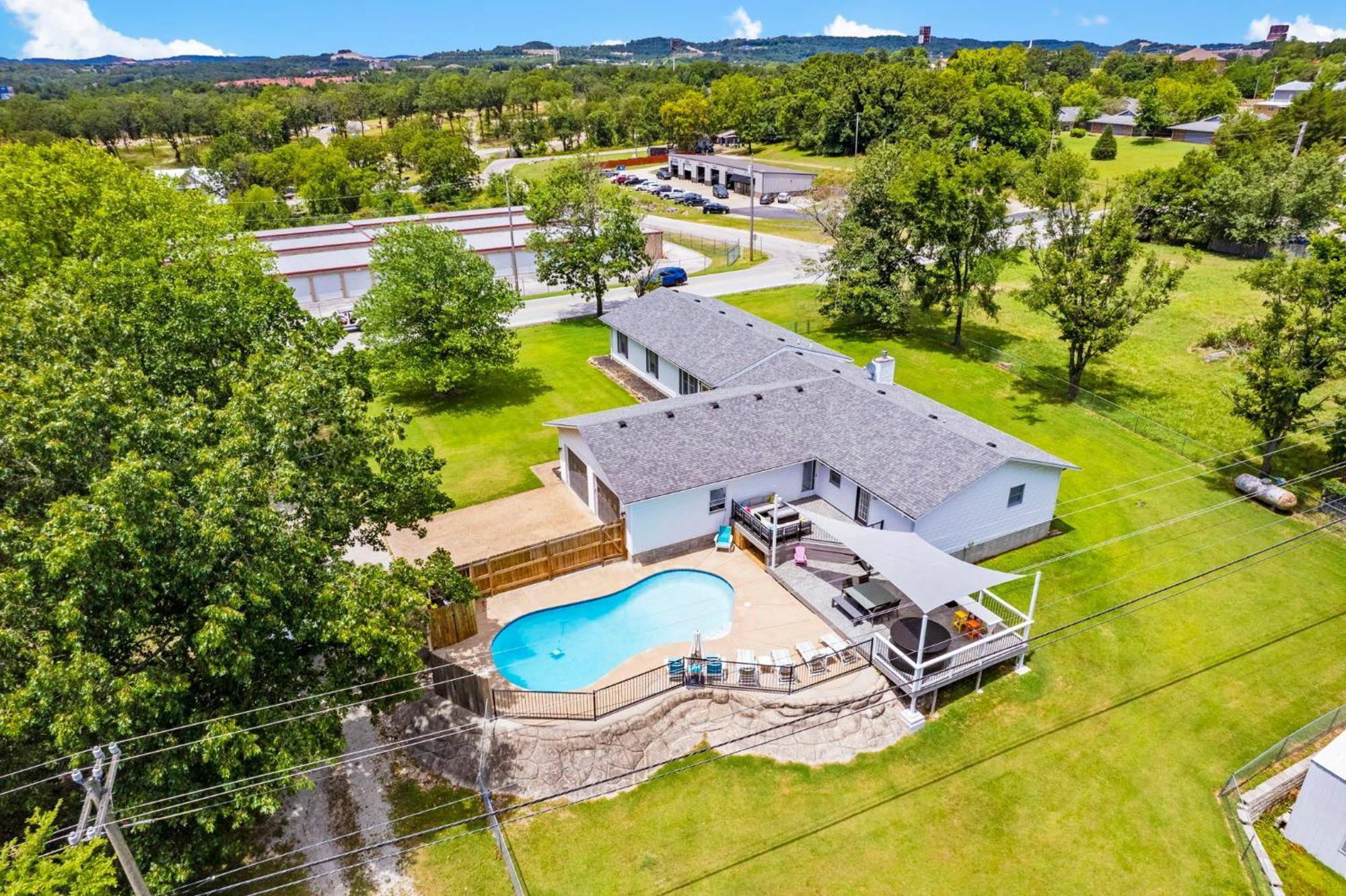 Bee Creek Poolside Holiday home *