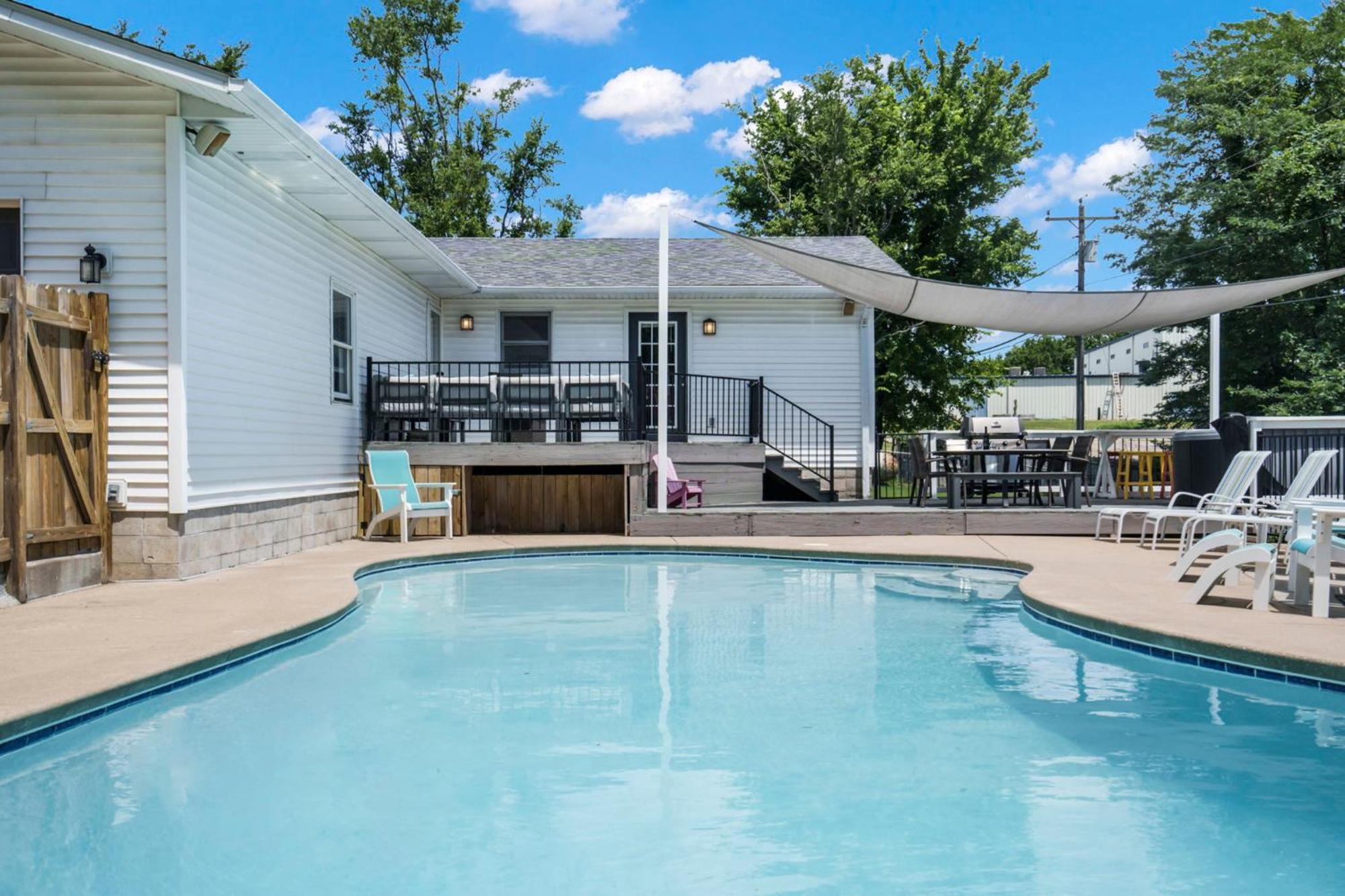 Bee Creek Poolside Branson