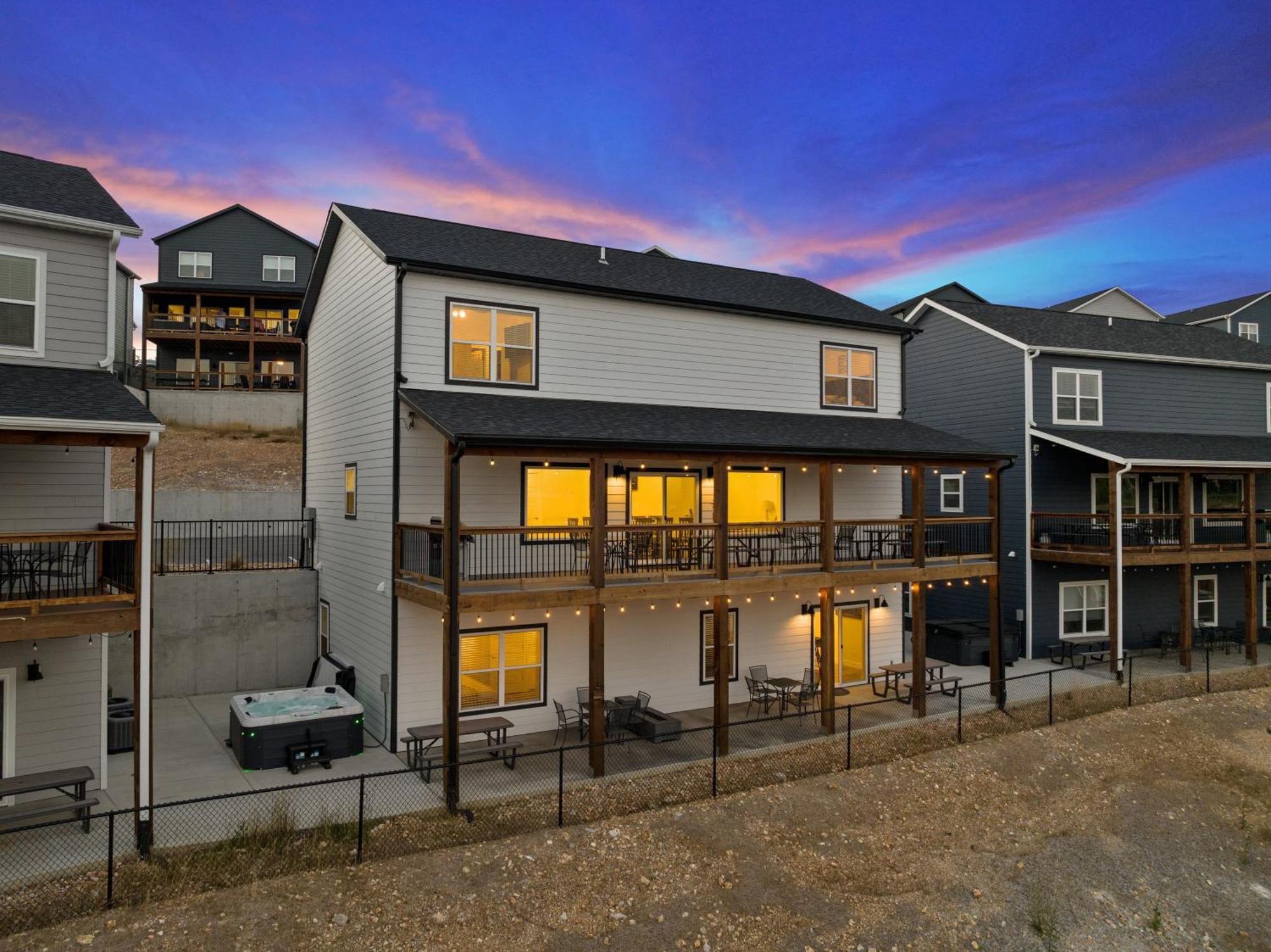 Cm132-6 -summer Breeze- Sleeps 17 *