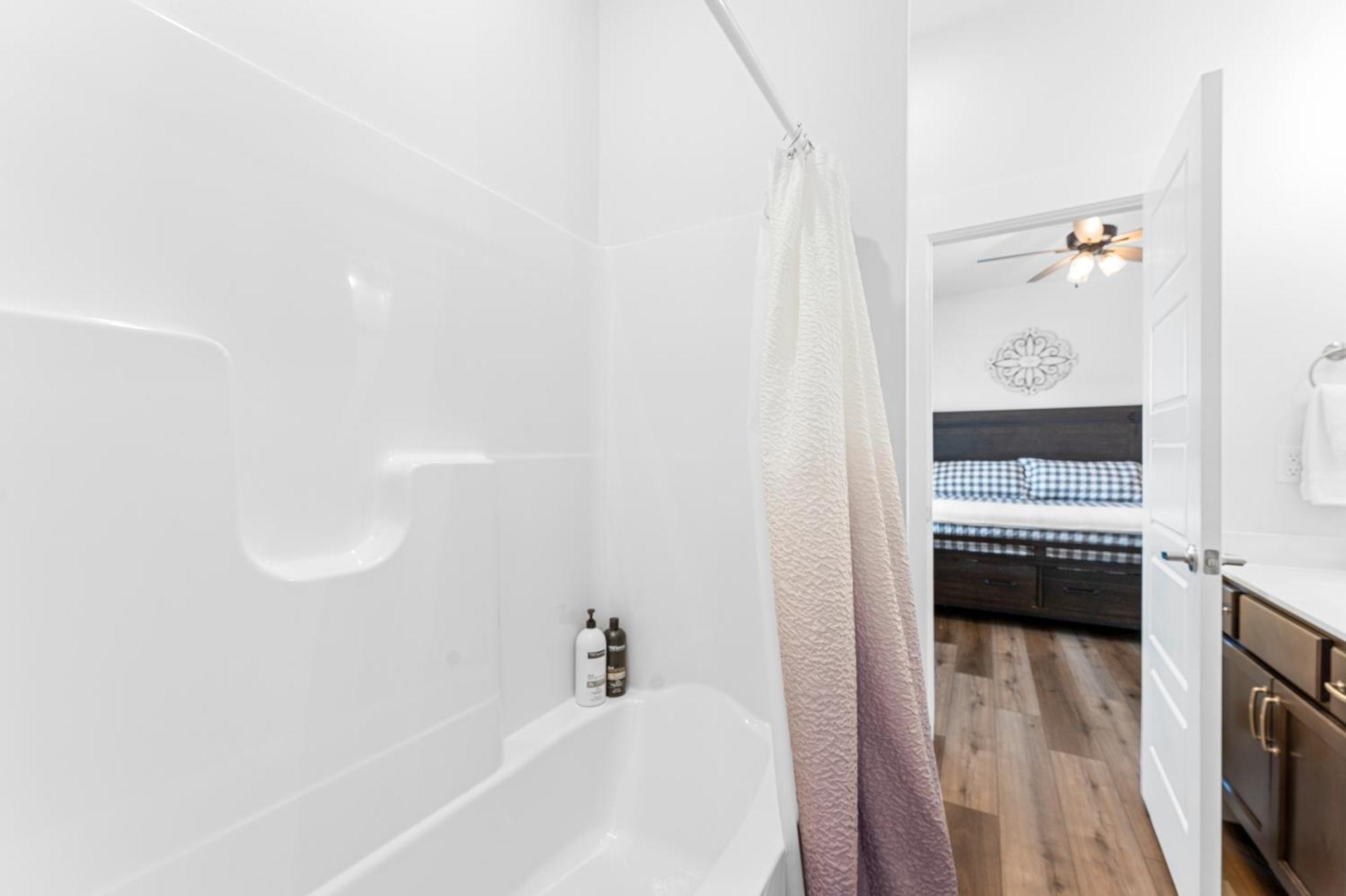 Cm132-6 -summer Breeze- Sleeps 17 *