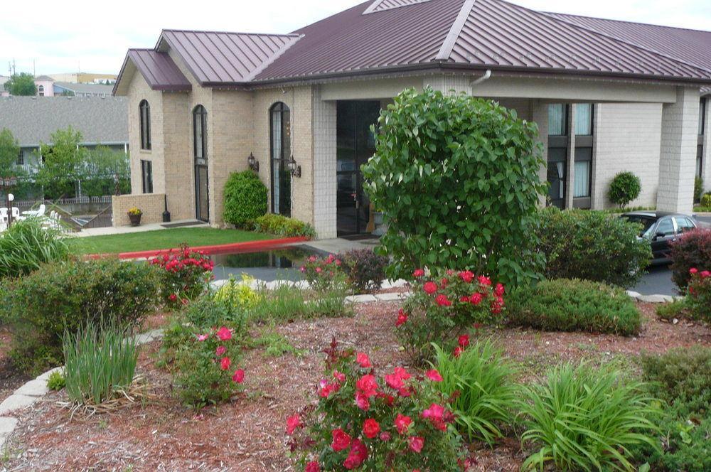Super 8 By Wyndham By Andy Williams Theatre Hotel