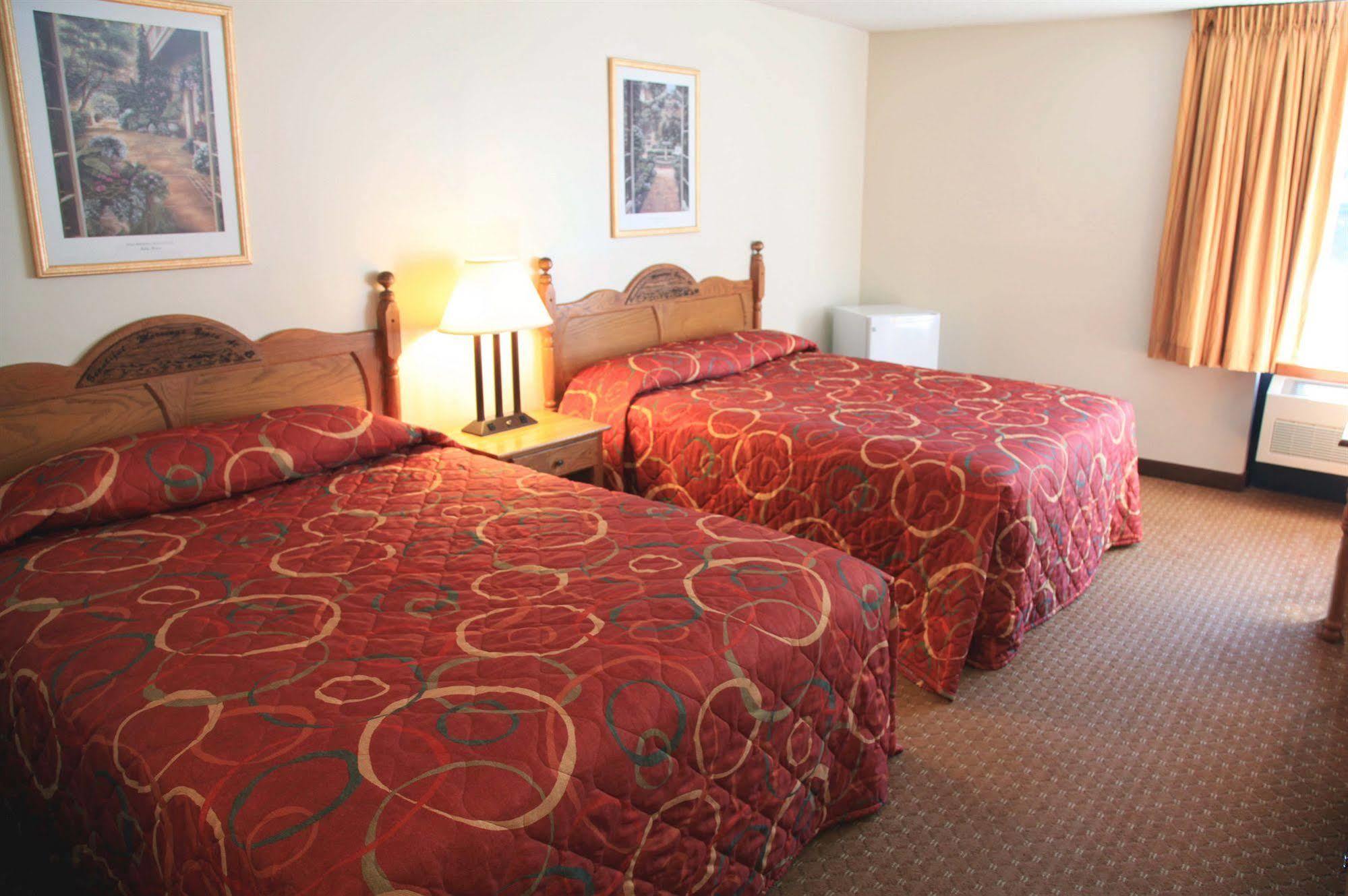 Hotel Super 8 By Wyndham By Andy Williams Theatre 2*