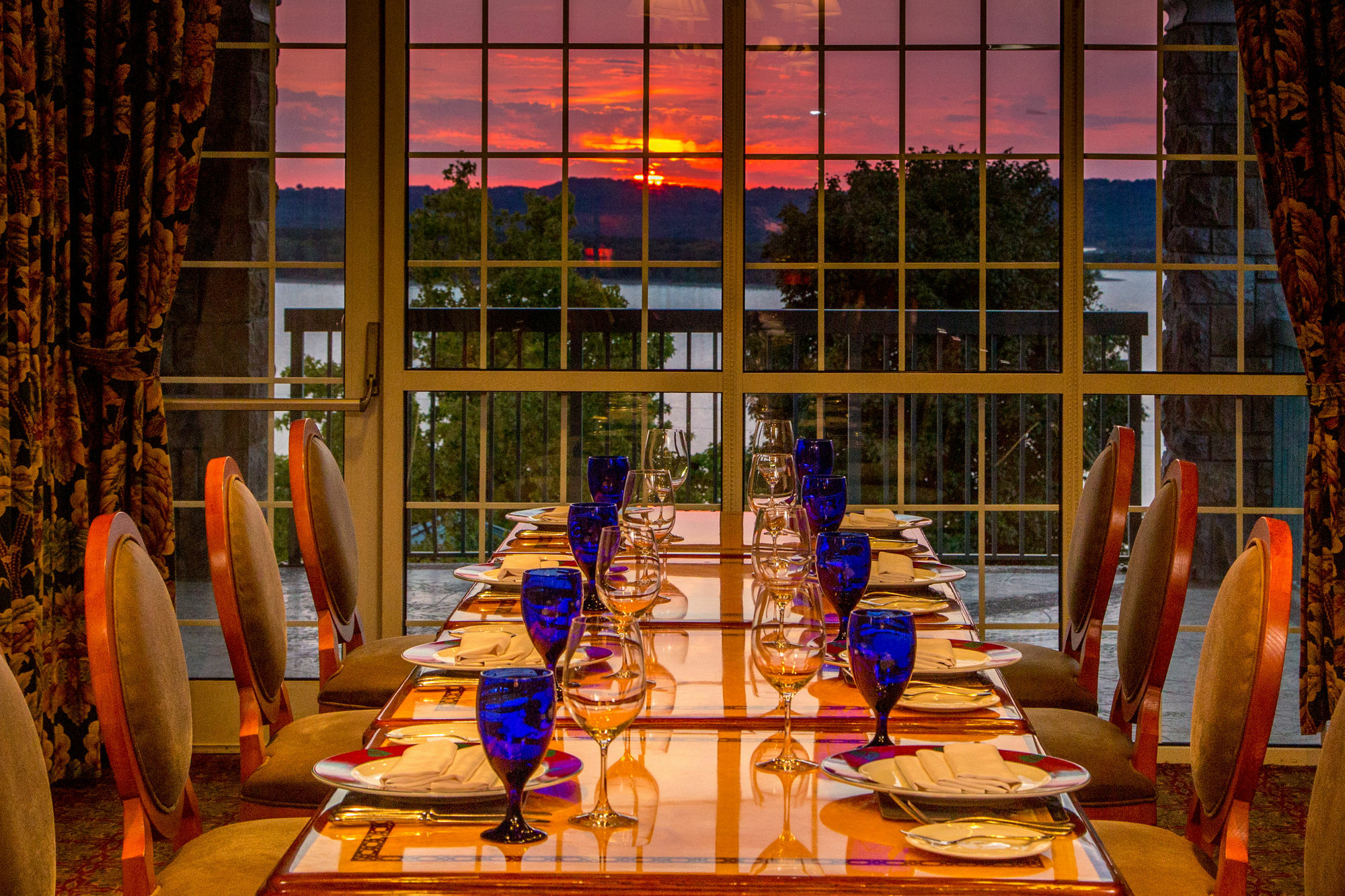Chateau On The And Convention Center Resort 4*
