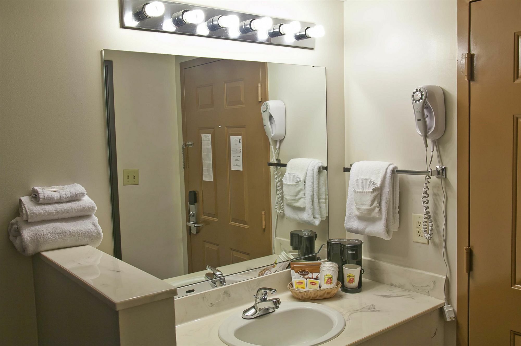 Super 8 By Wyndham By Andy Williams Theatre Hotel