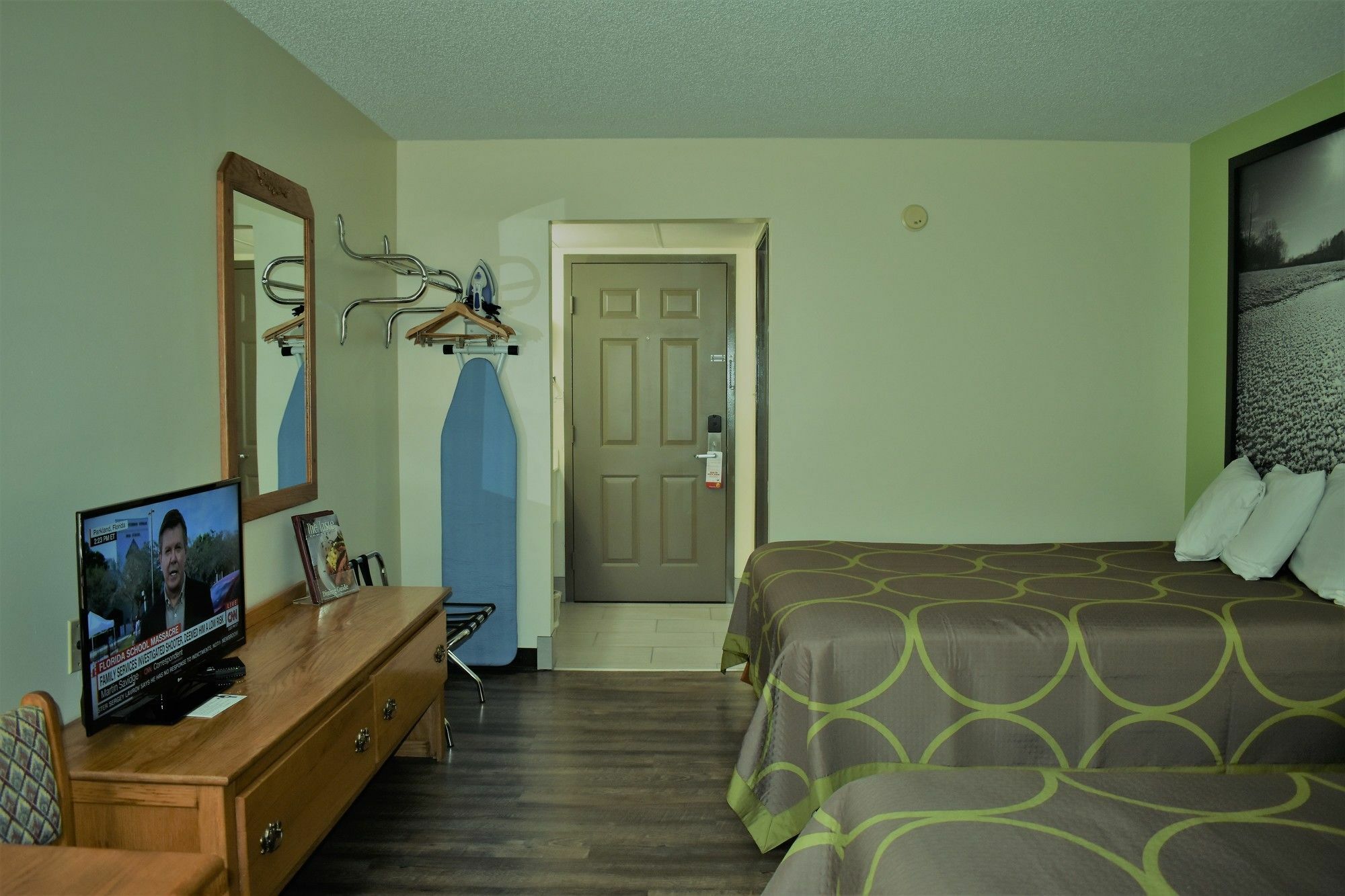 Super 8 By Wyndham By Andy Williams Theatre 2*