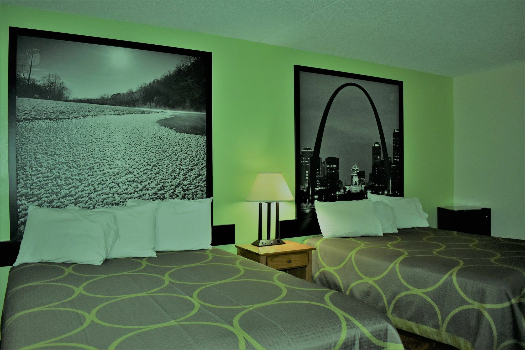 Super 8 By Wyndham By Andy Williams Theatre Hotel