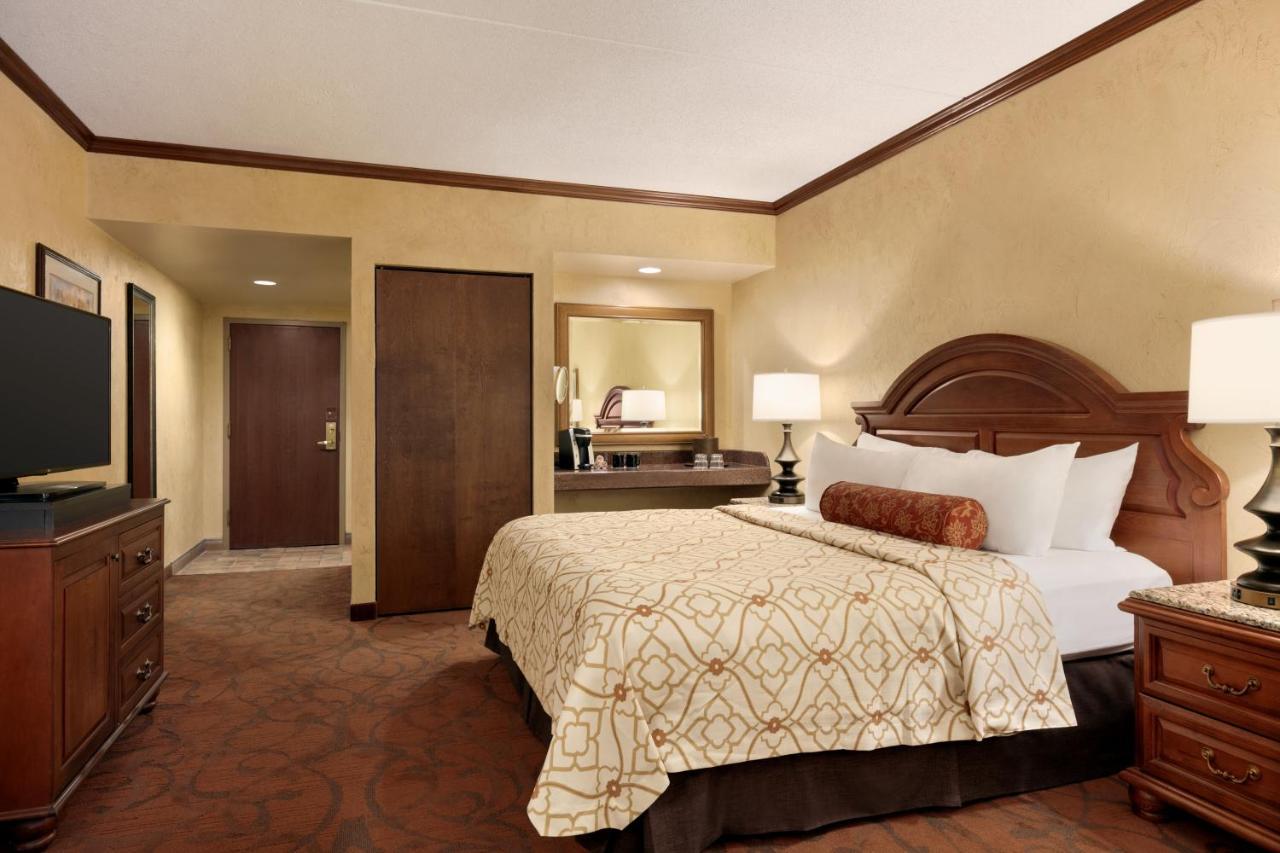 Chateau On The And Convention Center Resort 4*