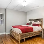Townhouse W Tree Top & Lake Views-Billiards-Air Hockey-Free Tix-Pvt Hot Tub-Basketball-Garage