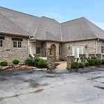 Townhouse W Tree Top & Lake Views-Billiards-Air Hockey-Free Tix-Pvt Hot Tub-Basketball-Garage