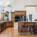 Townhouse W Tree Top & Lake Views-Billiards-Air Hockey-Free Tix-Pvt Hot Tub-Basketball-Garage