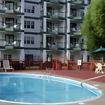 Surrey\'S Carriage Place Resort