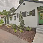 Downtown Branson Cottage With Pool Access!