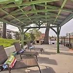 Downtown Branson Cottage With Pool Access!