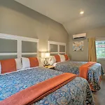 Downtown Branson Cottage With Pool Access!