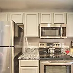 Cozy Condo With Pool Access In The Heart Of Branson!