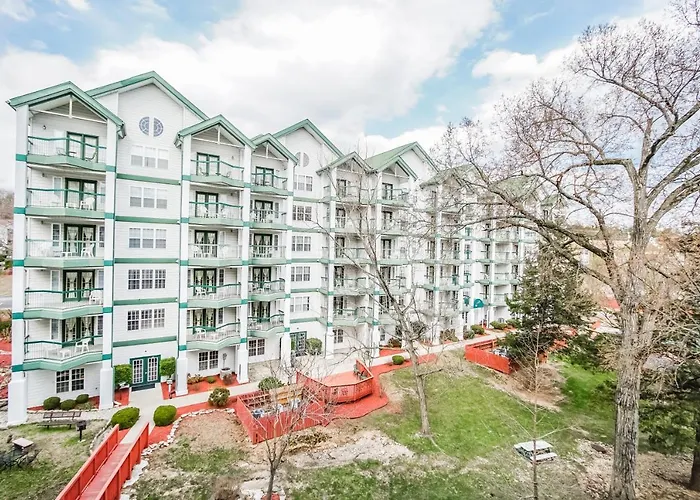 Surrey\'S Carriage Place Resort