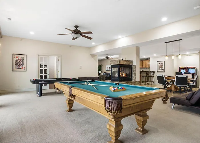 Townhouse W Tree Top & Lake Views-Billiards-Air Hockey-Free Tix-Pvt Hot Tub-Basketball-Garage