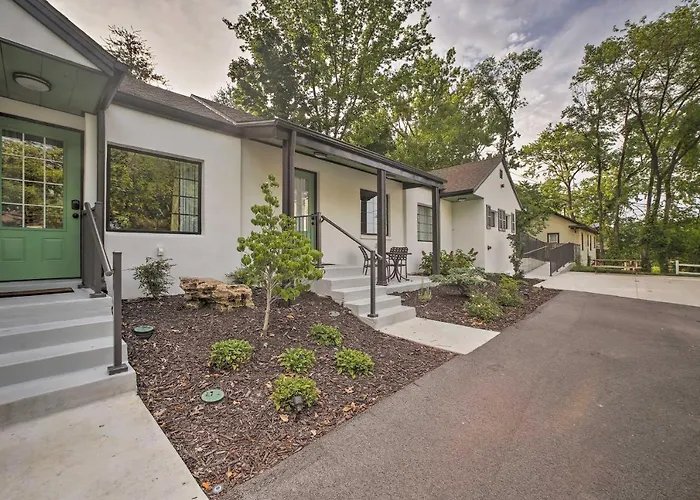 Downtown Branson Cottage With Pool Access!