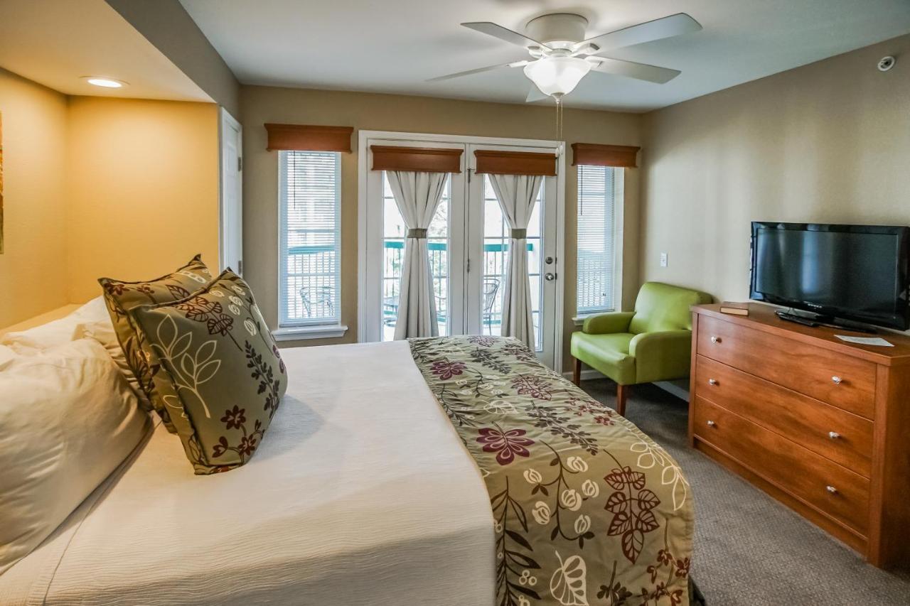 Resort Surrey's Carriage Place 3*