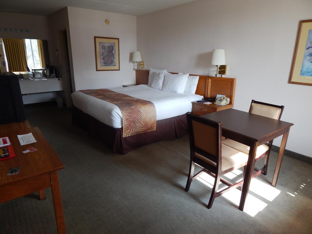 Ramada And 2*