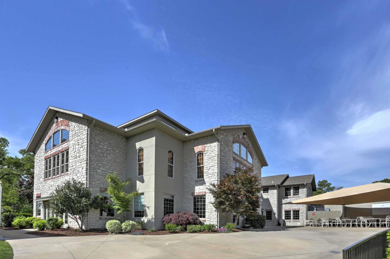 Apartment Updated With Pools And Golf Course!