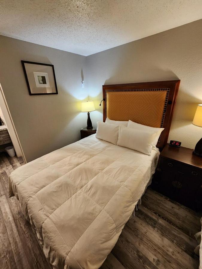 Ozarks Hotel *