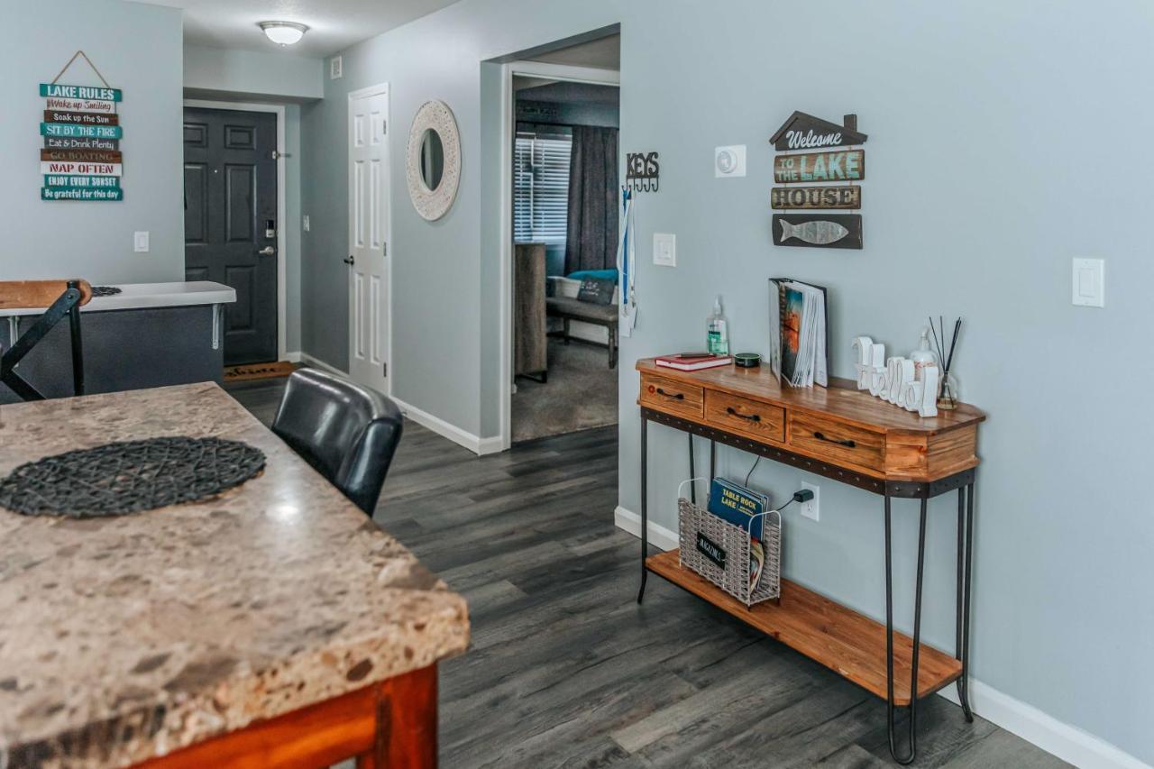 Apartment Updated With Pools And Golf Course!