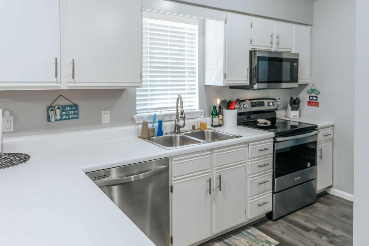 Apartment Updated With Pools And Golf Course! *