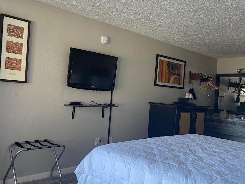 Ozarks Hotel *