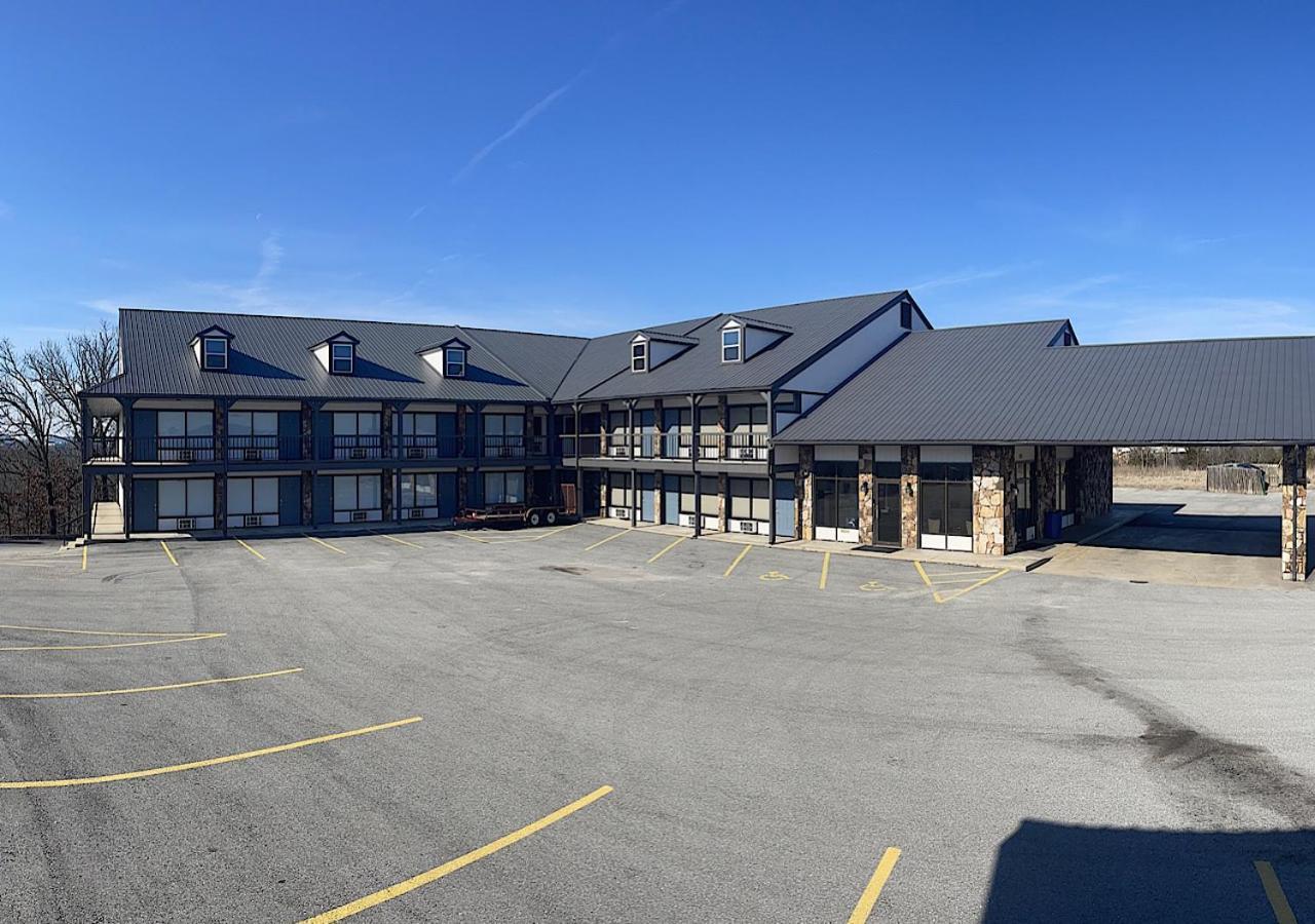 Ozarks Hotel *