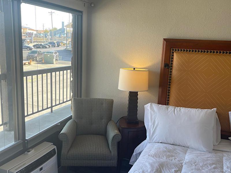 Ozarks Hotel *