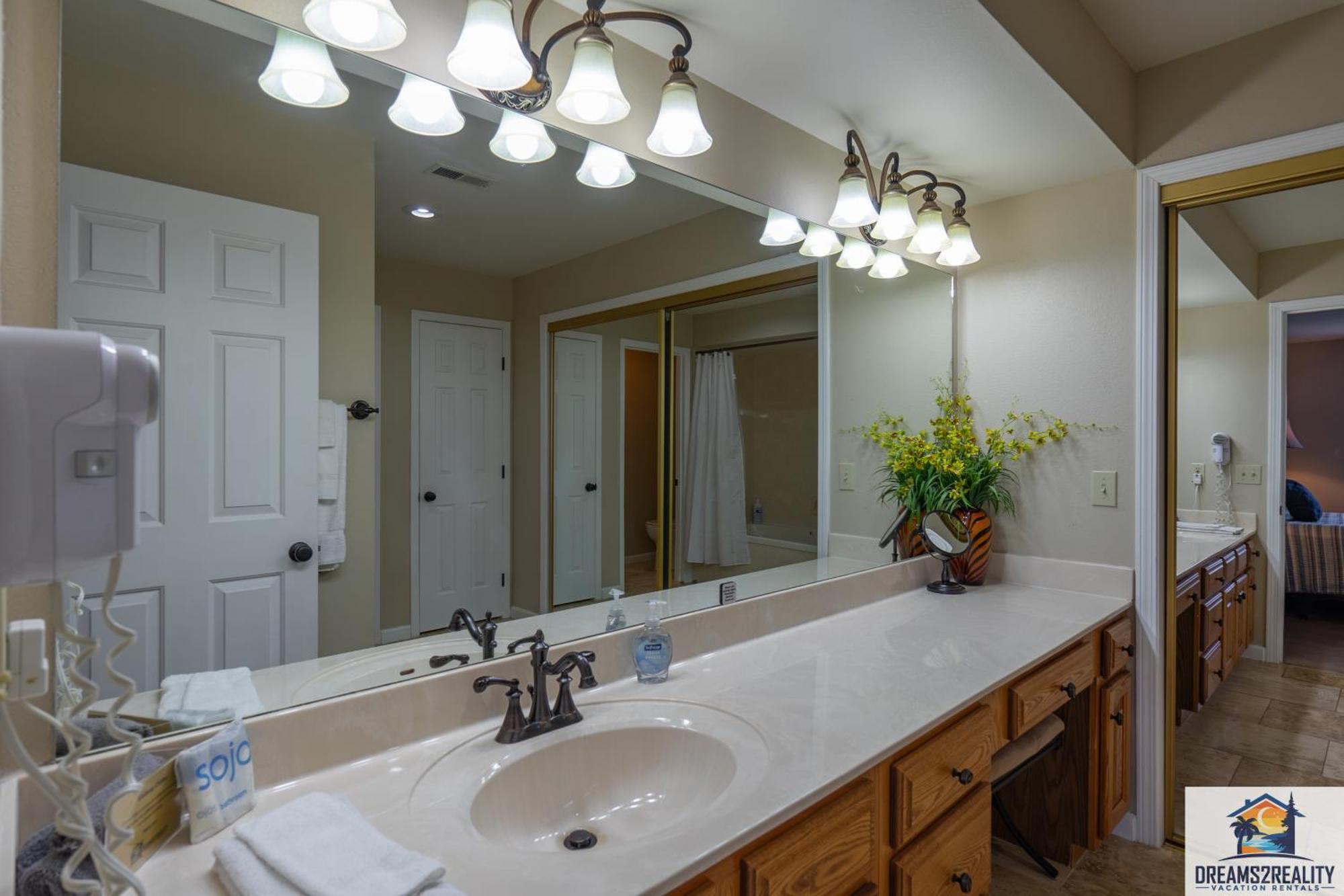 2br - 2 Pools - Close To The Strip - Free Tickets Included - Fha-27 Holiday home *