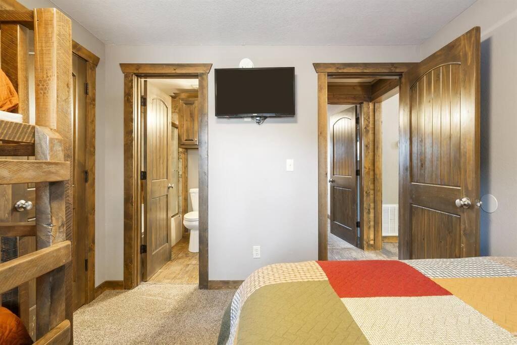 Holiday home Front On Indian Point Branson