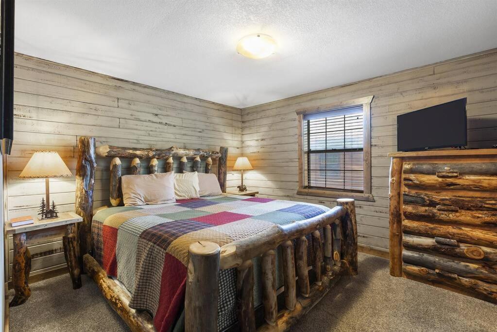 Holiday home Front On Indian Point Branson