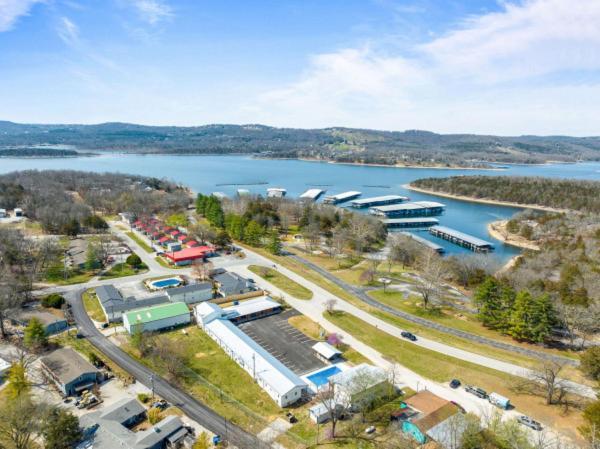 On Table Rock Lake, Unit 16