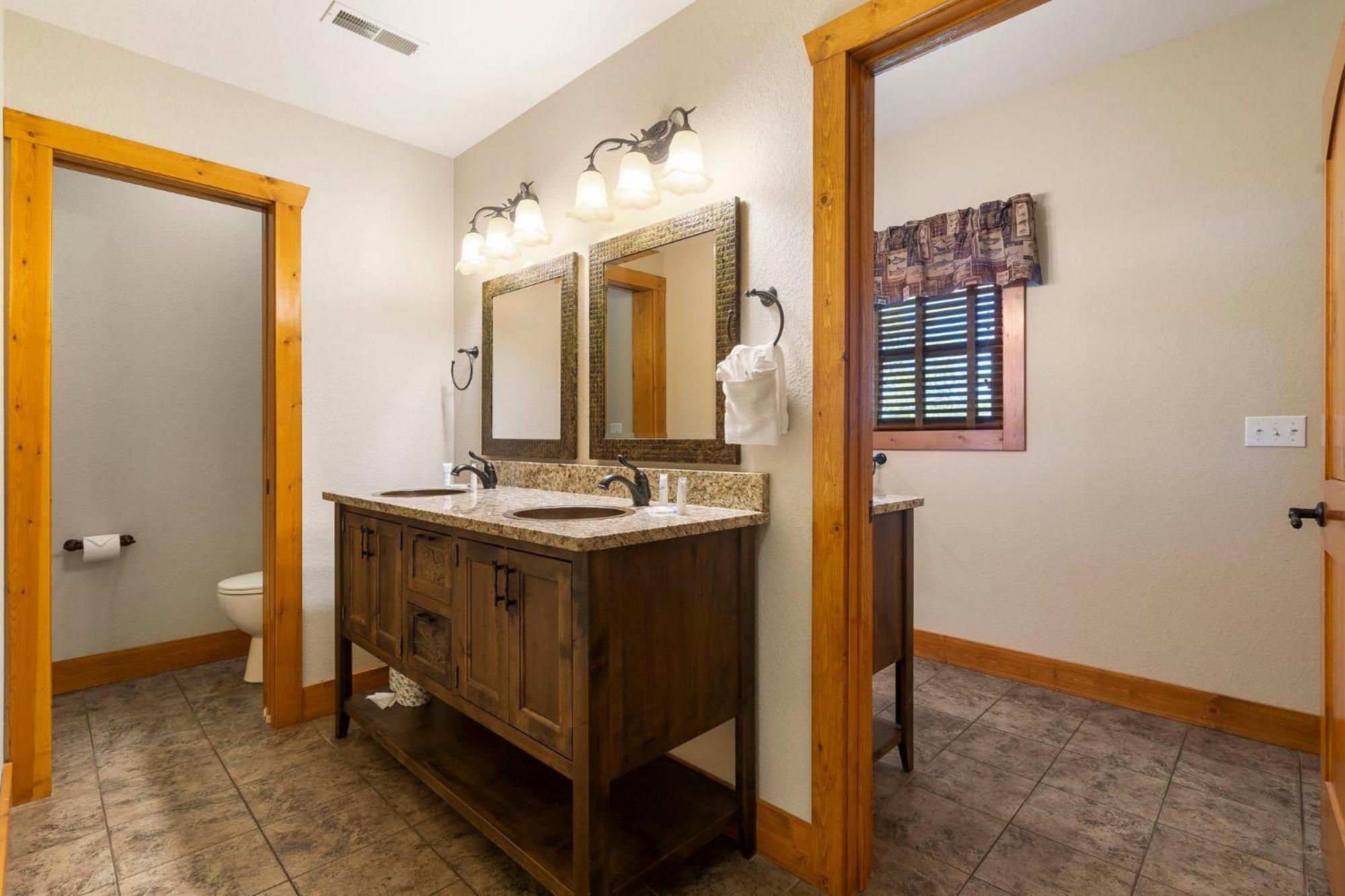 Taneycomo Upgraded Luxurious, Free Daily Fun, Adirondack Lodge, Beautiful Views! Free Sdc Tickets Holiday home *