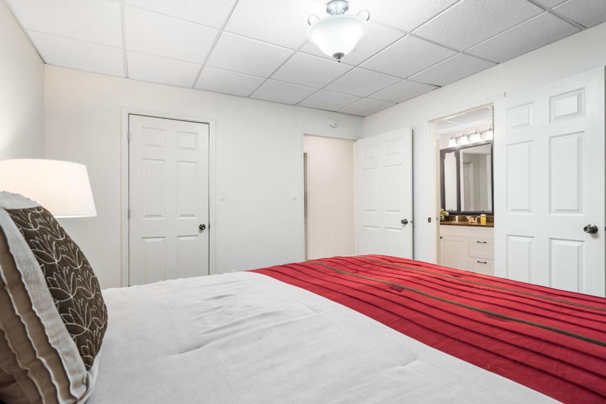 Townhouse W Tree & Views-billiards-air Hockey-free Tix-pvt Hot Tub-basketball-garage Holiday home *