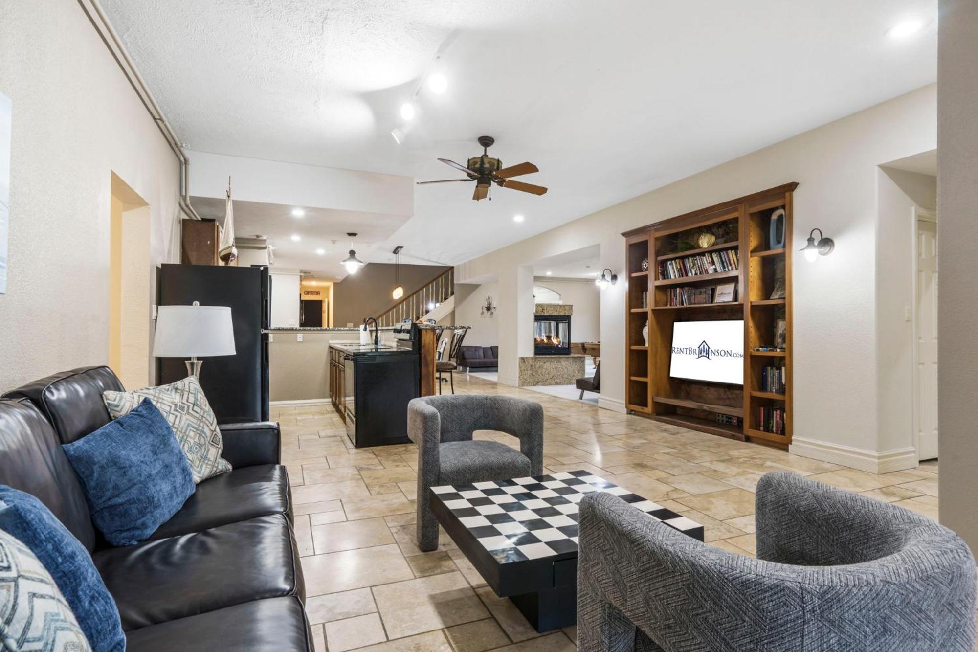 Townhouse W Tree & Views-billiards-air Hockey-free Tix-pvt Hot Tub-basketball-garage * Branson