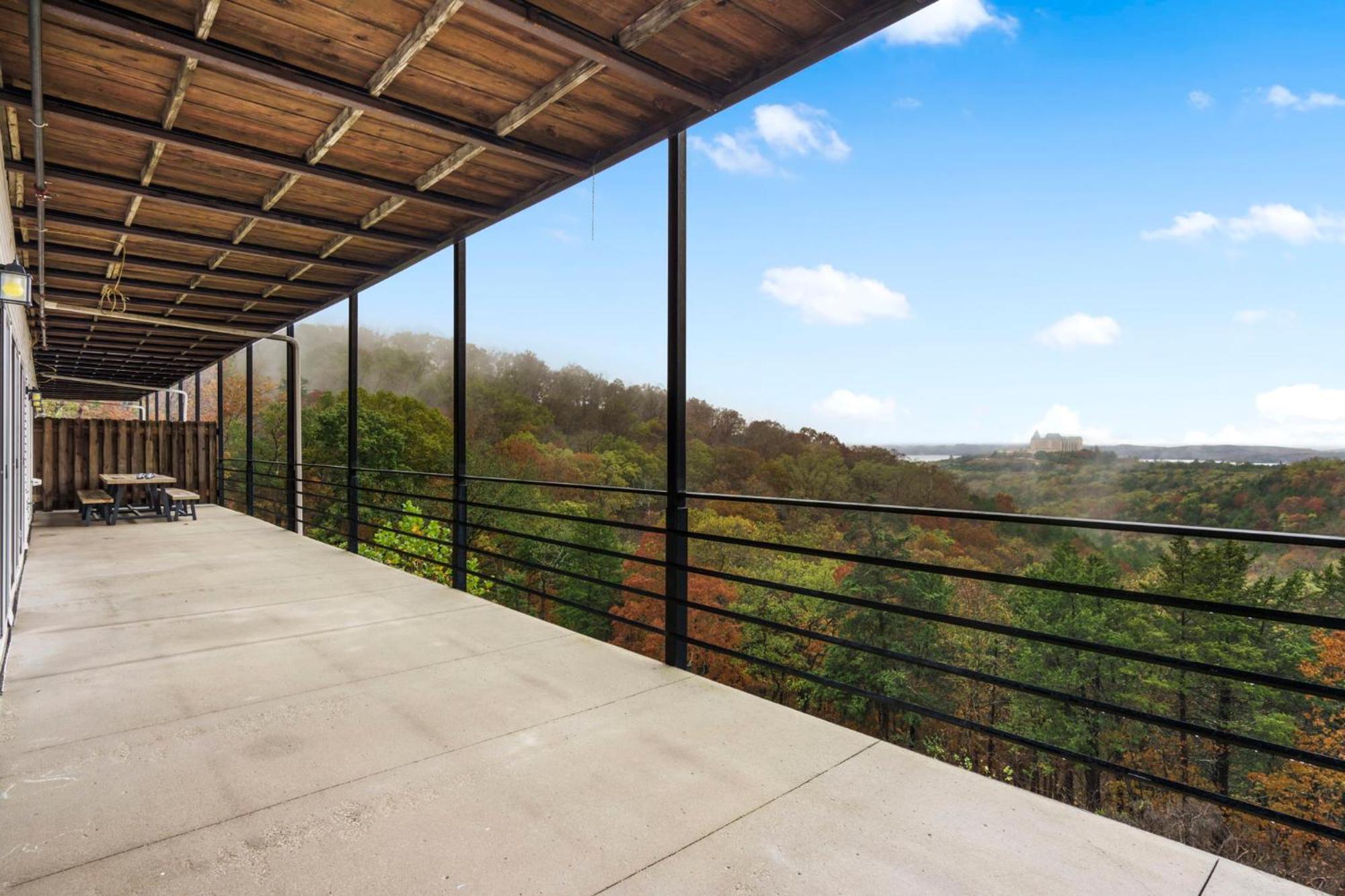 Townhouse W Tree & Views-billiards-air Hockey-free Tix-pvt Hot Tub-basketball-garage * Branson