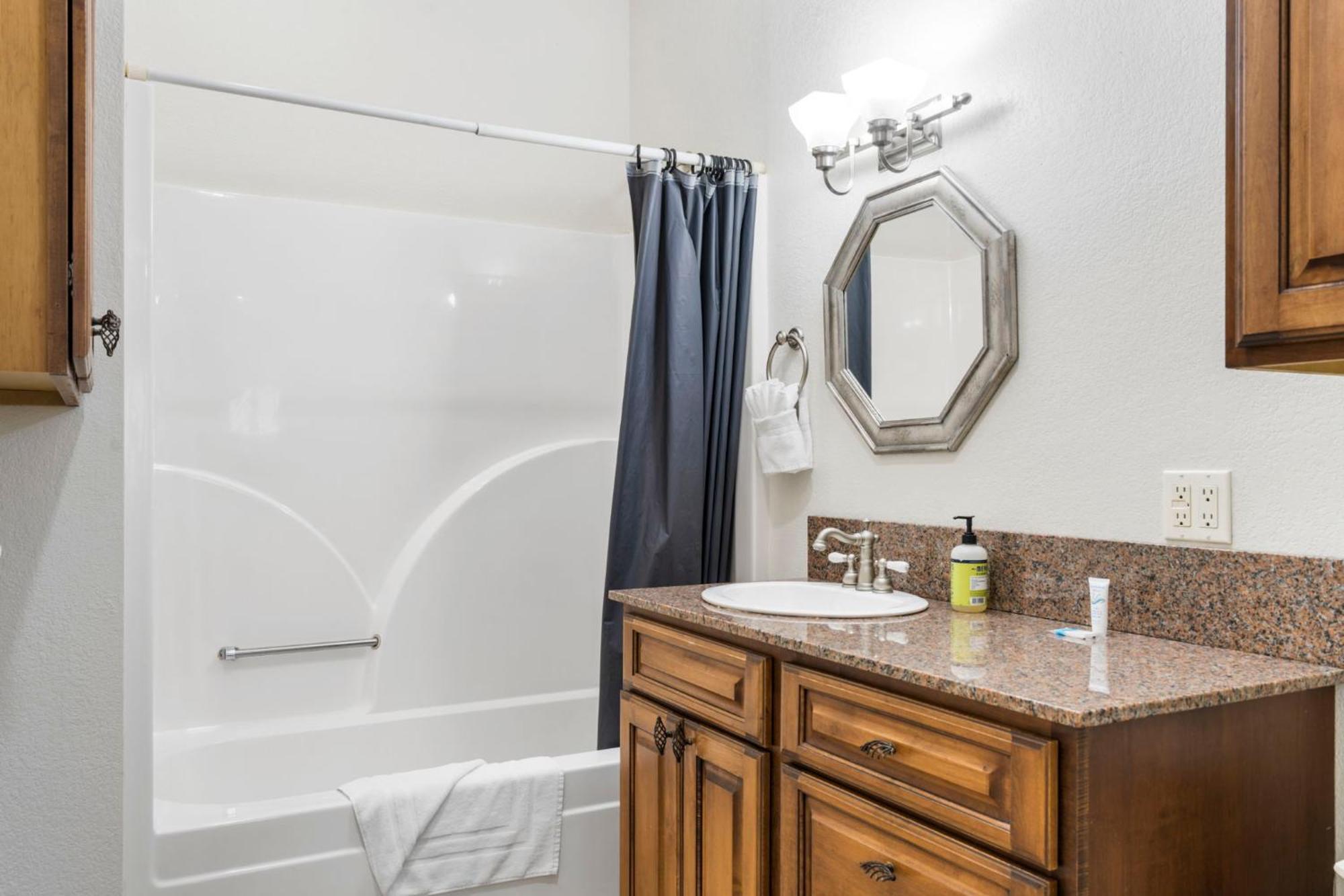 Townhouse W Tree & Views-billiards-air Hockey-free Tix-pvt Hot Tub-basketball-garage *