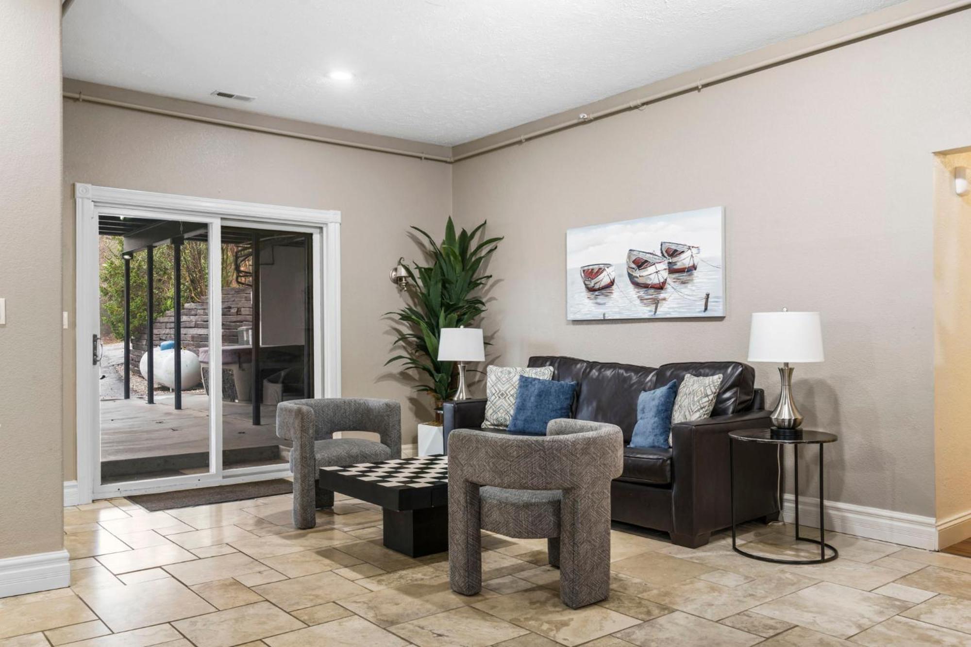 Townhouse W Tree & Views-billiards-air Hockey-free Tix-pvt Hot Tub-basketball-garage * Branson
