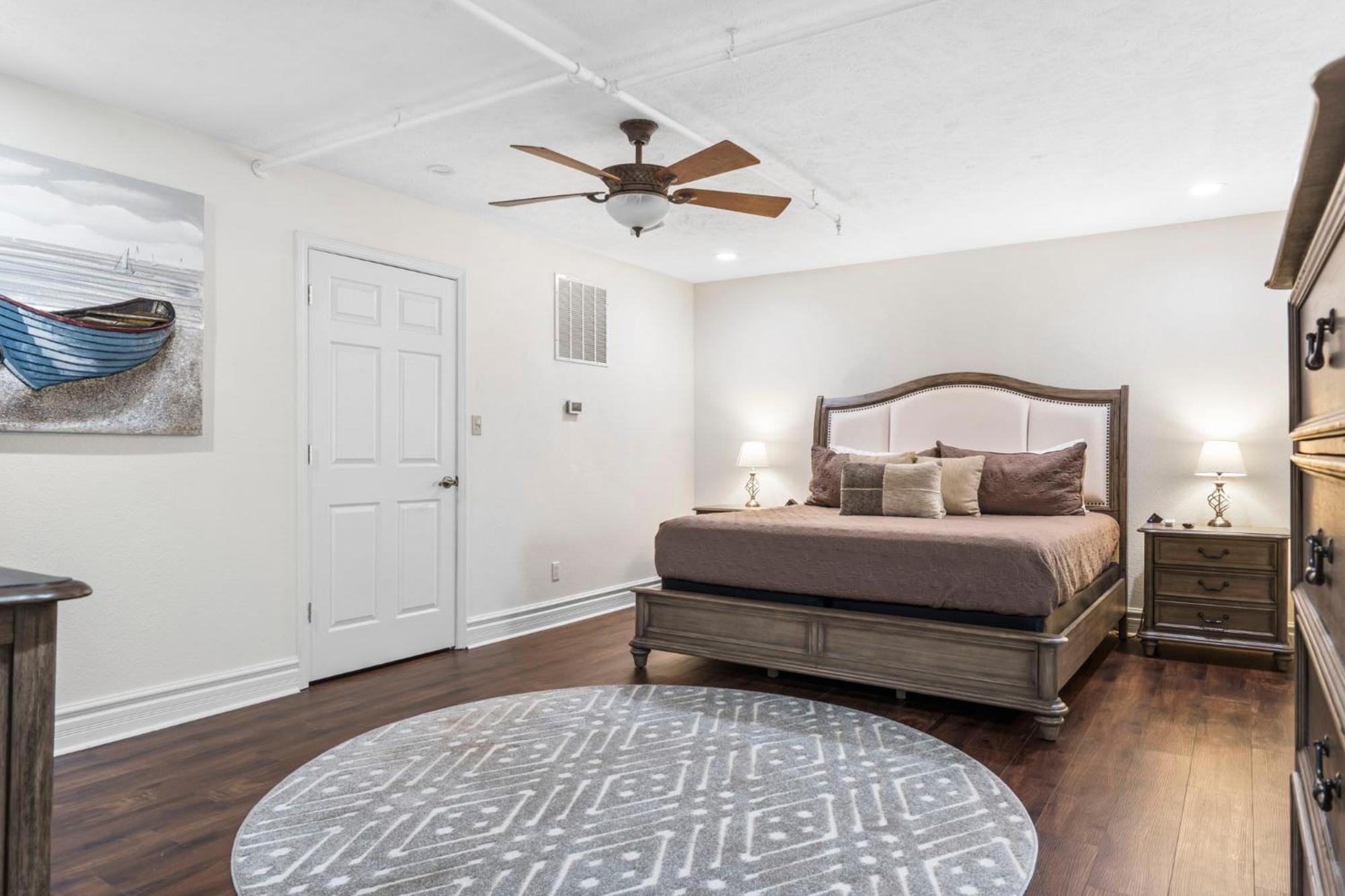 Townhouse W Tree & Views-billiards-air Hockey-free Tix-pvt Hot Tub-basketball-garage